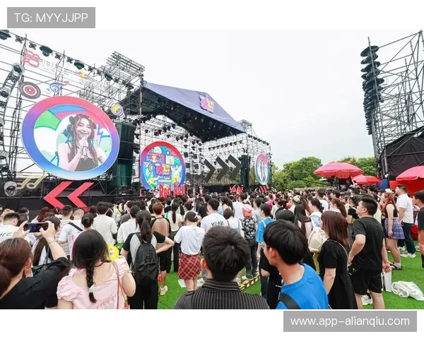 每天九点准时开启嘻嘻娱乐直播，带来最火爆的娱乐盛宴